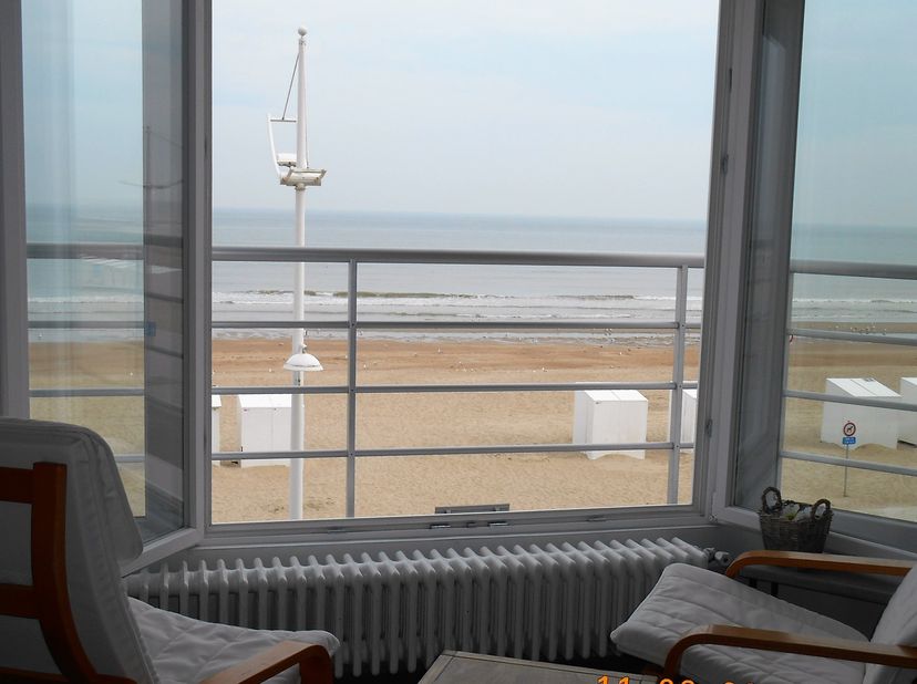Digue à Sint-Idesbald, Magnifique appartement avec vue directe sur mer.&lt;br /&gt;
Entièrement restauré, Hall d&#039;entrée, living avec canapé lit, salle à man